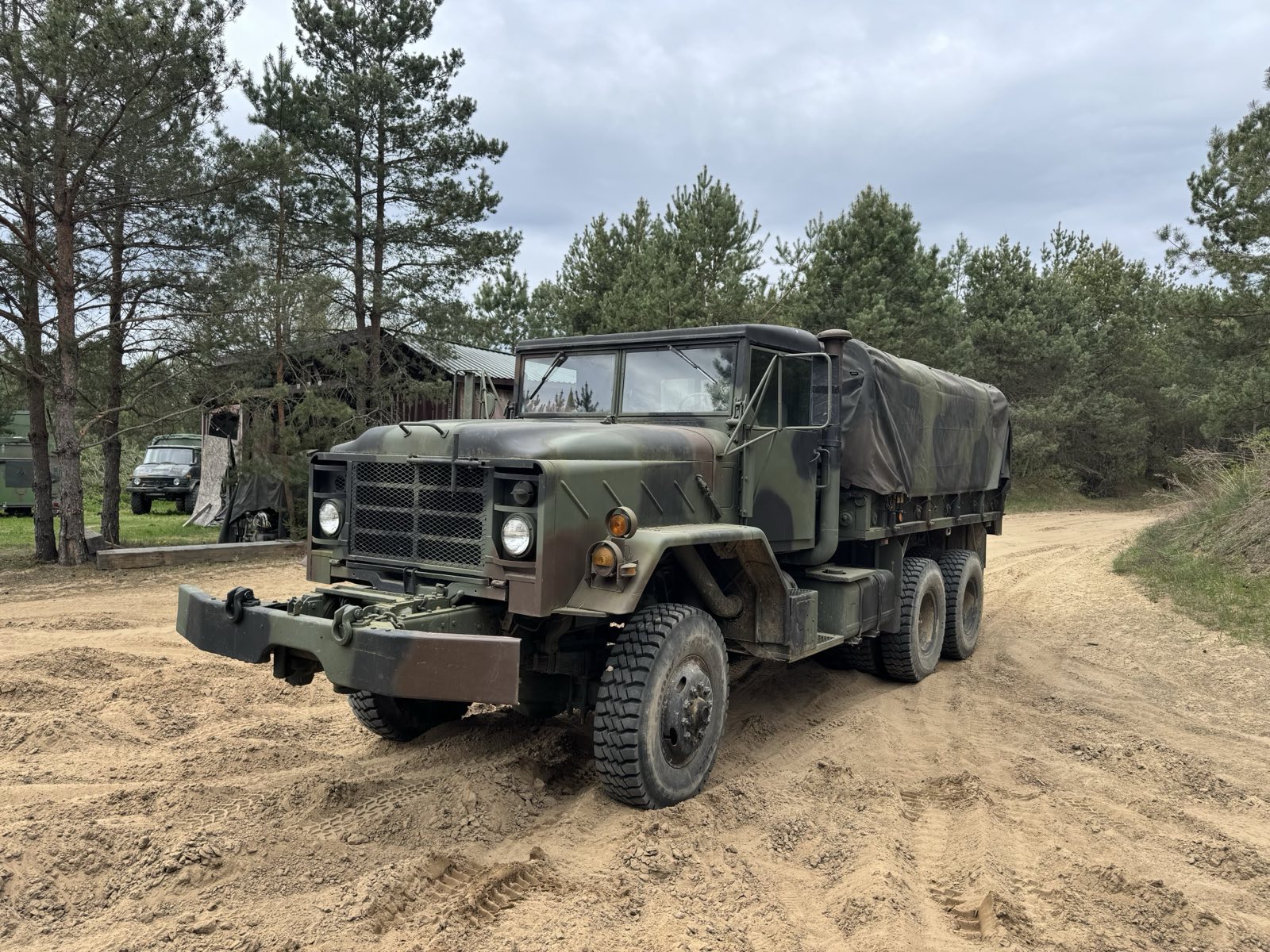 Vairuok JAV kariuomenės sukvežimį AM General M925 – Tankodromas.lt – 1